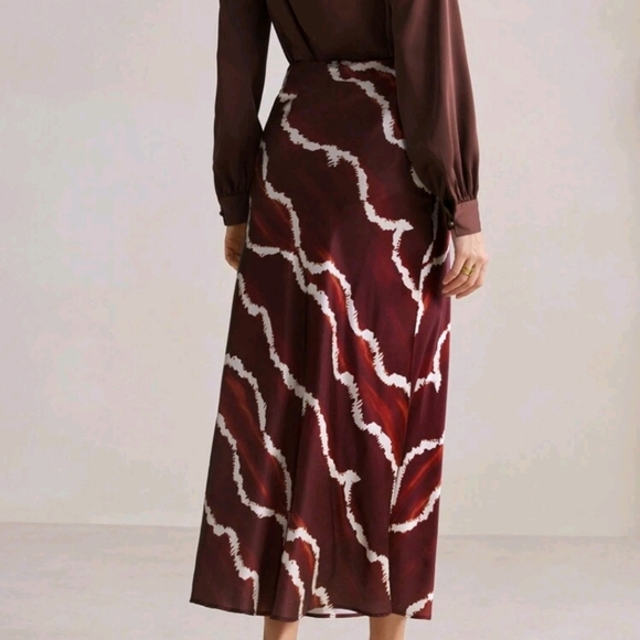 Women's Printed Skirt For Autumn - Picture 2 of 5